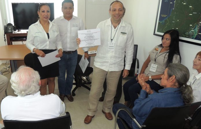 Ludivina Menchaca, Delegada de Profepa en Quintana Roo, entrega reconocimiento a Xcaret.