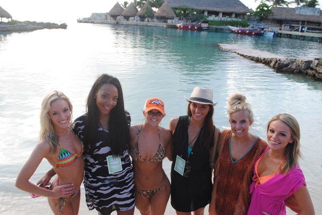 Denver Cheerleaders at Xcaret Park en baja