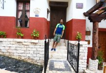 Jason Silva, conductor de “Juegos Mentales”, visita Xenses en Cancún, Riviera Maya, México.