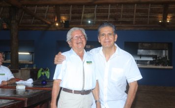 Reconoce Miguel Quintana a Don Elwin Avilez, el Famoso Viejito Sonriente de Xcaret